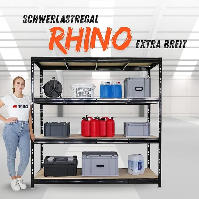 Proregal Schwerlastregal Profi RHINO - Traglast pro Boden: 500 kg, Anzahl Böden: 4 Stk., Stecken, Schwarz - Schwarzes Schwerlastregal, extrabreit, mit Holzablagen, gefüllt mit Lagerbehältern; eine Frau steht daneben für den Größenvergleich.