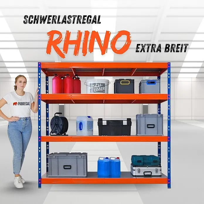 Proregal Schwerlastregal Profi RHINO - Traglast pro Boden: 500 kg, Anzahl Böden: 4 Stk., Stecken, Blau-Orange - Blau-oranges Rhino Schwerlastregal, extra breit, mit Frau als Größenreferenz. Mehrere Regalböden sind mit Boxen und Behältern bestückt.