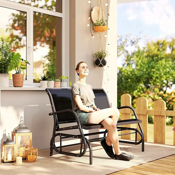 Outsunny Gartenbank Schaukelbank, Schwarz, 120cm x 70cm x 85cm - Metall, Netzstoff, Schwarz - Schwarzer Outdoor-2-Sitzer-Schaukelsitz aus Metall mit Netzstoff auf einer Terrasse.