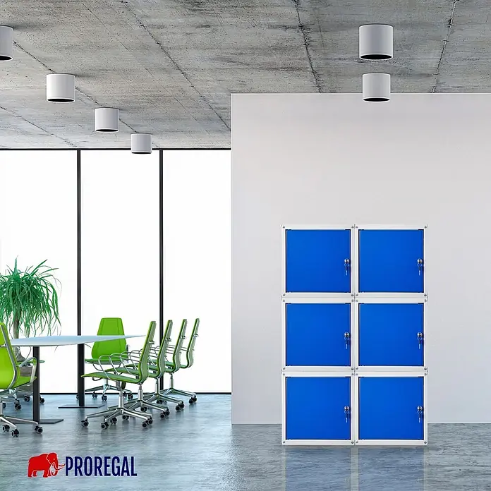 Proregal Schließfachschrank Cubic - Grau/Blau, Zerlegt - Sechs blaue Spinde in einem modernen Büroumfeld für sichere Aufbewahrung persönlicher Gegenstände.