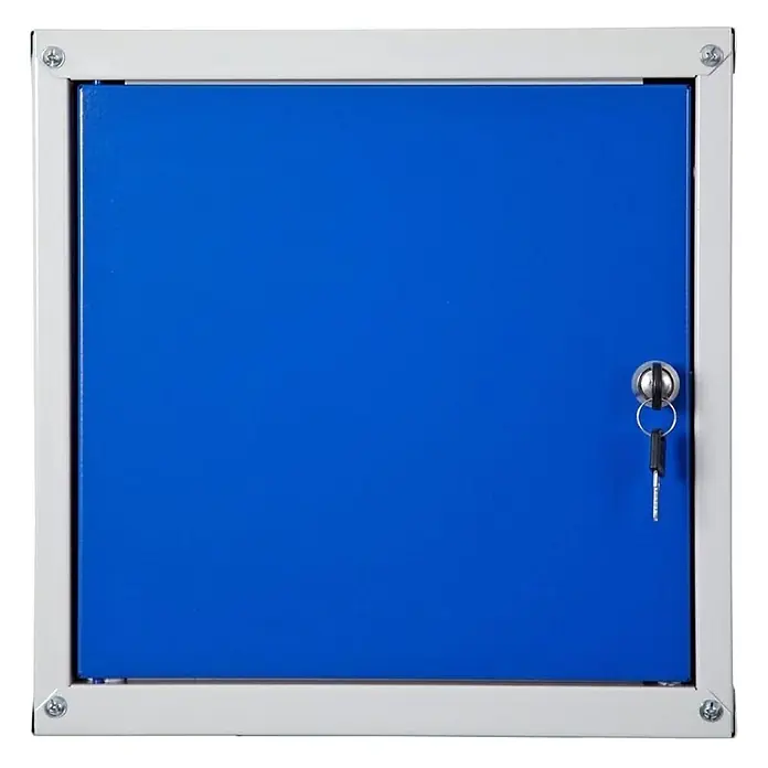 Proregal Schließfachschrank Cubic - Grau/Blau, Zerlegt - Blauer Metallschrank mit silbernem Rahmen und einem Schloss mit befestigten Schlüsseln.