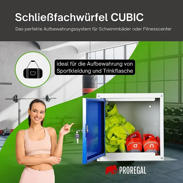 Proregal Schließfachschrank Cubic - Grau/Blau, Zerlegt - Blauer PROREGAL Schließfachwürfel in einem Fitnesscenter, geöffnet und gefüllt mit Sportkleidung. Eine Frau zeigt darauf.