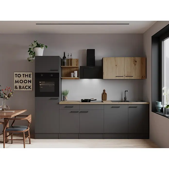 Respekta Oliver Küchenzeile - Breite: 280 cm, Grau/Holz, Geschirrspüler | Kochfeld | Backofen | Dunstabzugshaube - Moderne Küche mit dunkelgrauen Unterschränken, Hochschrank, hellen Holz-Oberschränken, Arbeitsplatte, schwarzen Geräten und offenen Regalen.