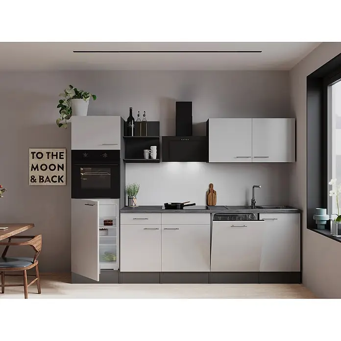 Respekta Oliver Küchenzeile - Breite: 280 cm, Weiß, Geschirrspüler | Kochfeld | Kühlschrank | Backofen | Dunstabzugshaube - Moderne Küche mit weißen Schränken, schwarzer Arbeitsplatte, integriertem Ofen, Kühlschrank und Geschirrspüler, mit schwarzer Dunstabzugshaube.