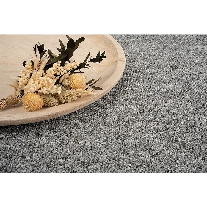 Bricoflor Teppichboden Meterware 4,5x4m, Schlinge gemustert, hell-grau - Breite: 400 cm, Schlinge, 100 % Polypropylen (PP), hell-grau - Texturierter grauer Schlingenflorteppich, präsentiert mit einem Strauß Trockenblumen auf einem Holztablett.