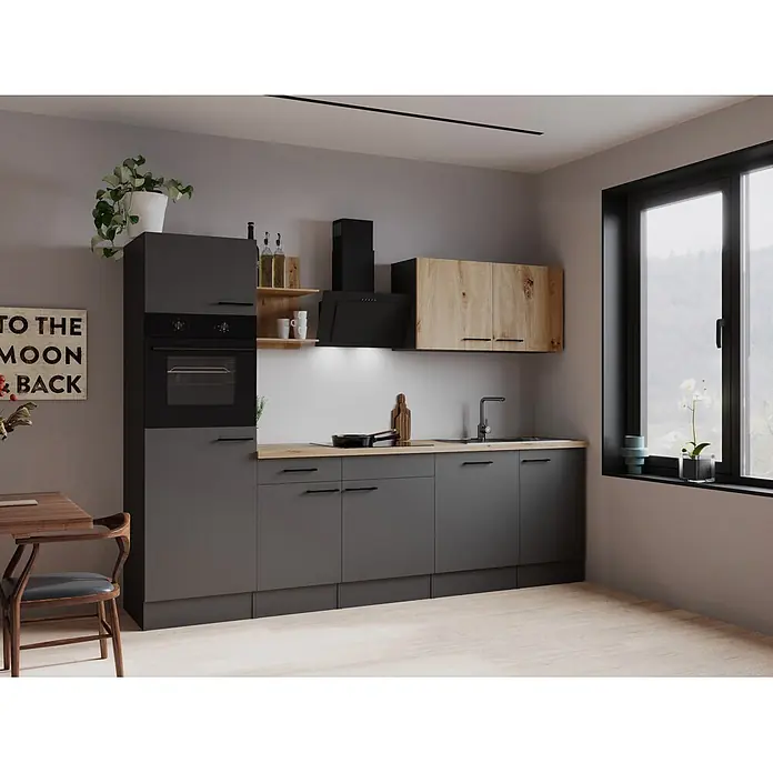 Respekta Oliver Küchenzeile - Breite: 280 cm, Grau/Holz, Geschirrspüler | Kochfeld | Backofen | Dunstabzugshaube - Moderne Küche mit dunkelgrauen Schränken, hellen Holzelementen, schwarzen Geräten und hellem Holzboden.