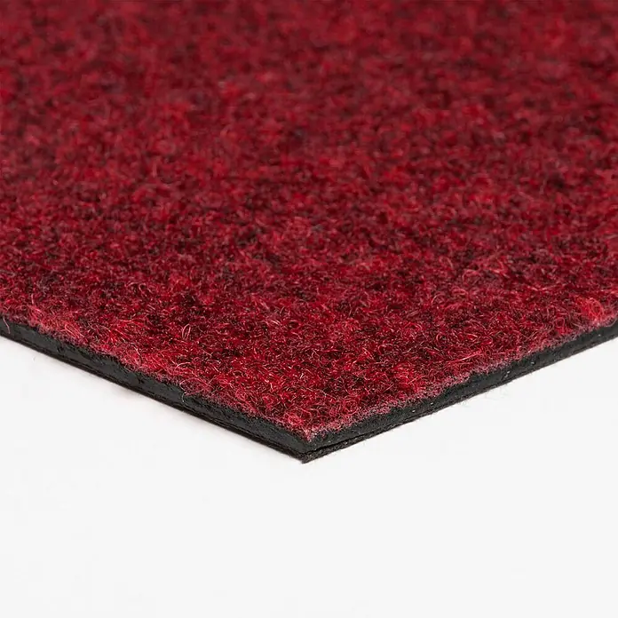 Bricoflor Teppichfliese - Breite: 50 cm, Nadelfilz, Polypropylen, rot - Nahaufnahme eines roten Faserteppichs oder einer Matte, die ihre strukturierte Oberfläche und schwarze Unterseite zeigt.