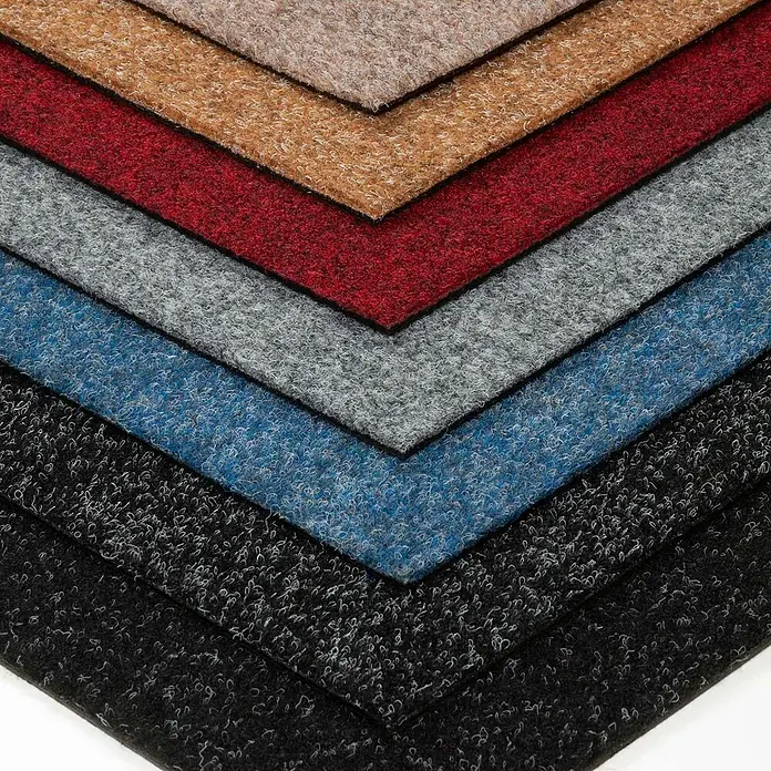 Bricoflor Teppichfliese - Breite: 50 cm, Nadelfilz, Polypropylen, rot - Texturierte Teppichmuster in verschiedenen Farben: Beige, Braun, Rot, Grau, Blau und Schwarz, fächerförmig ausgelegt.