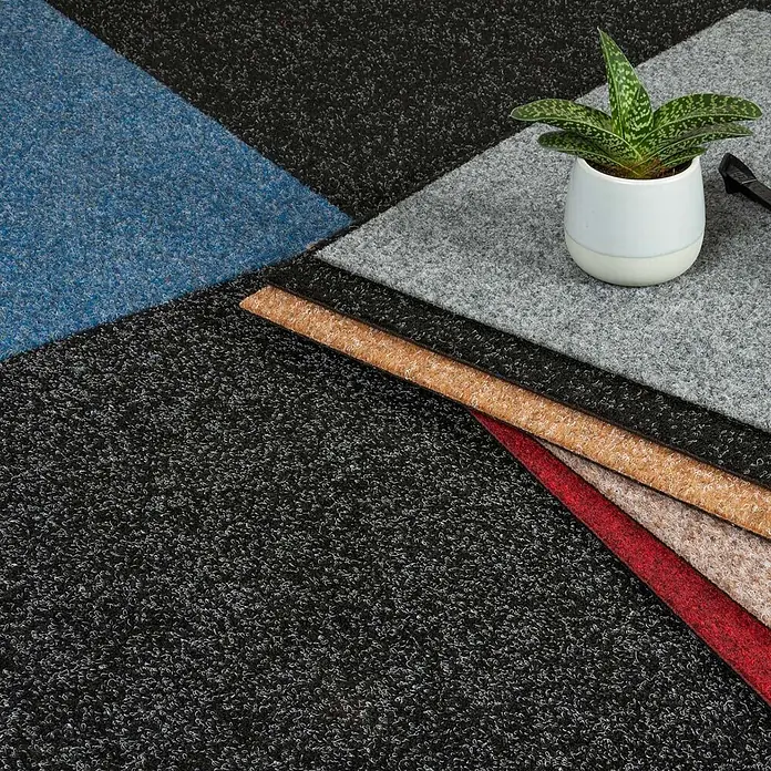 Bricoflor Teppichfliese - Breite: 50 cm, Nadelfilz, Polypropylen, rot - Auswahl an modularen Teppichfliesen in Schwarz, Blau und Grau, mit gerollten Mustern in Braun, Beige und Rot.