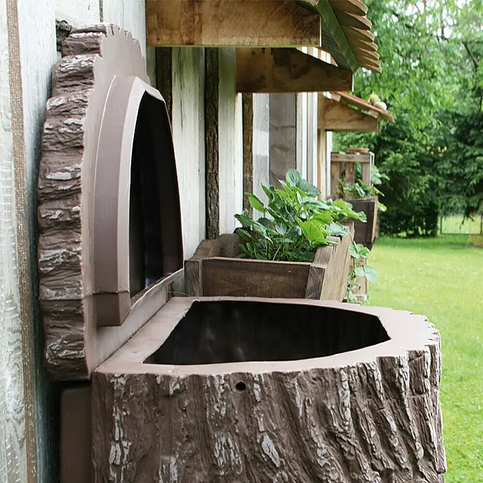 Arves Regenspeicher Evergreen Lite - 300 l, Dunkelbraun - Der Baumstamm-Wandbrunnen mit Pflanzenkasten ist eine rustikale Gartendekoration. Perfekt für kleine Gärten und Terrassen.