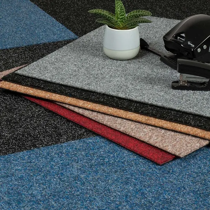 Bricoflor Teppichfliese - Breite: 50 cm, Nadelfilz, Polypropylen, rot - Filz-Teppichfliesen in verschiedenen Farben (Blau, Schwarz, Grau, Rot, Beige, Braun), die ihre Textur und Farboptionen zeigen.