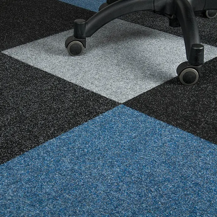 Bricoflor Teppichfliese - Breite: 50 cm, Nadelfilz, Polypropylen, grau - Strukturierte blaue, schwarze und graue Teppichfliesen mit einem Bürostuhlrollenrad.