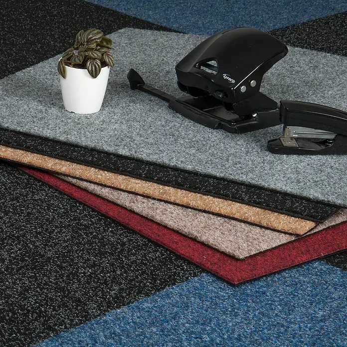 Bricoflor Teppichfliese - Breite: 50 cm, Nadelfilz, Polypropylen, grau - Texturierte Teppichfliesen in verschiedenen Farben mit Büromaterial und Pflanze, zeigen moderne Büro- oder Gewerbeflächen.