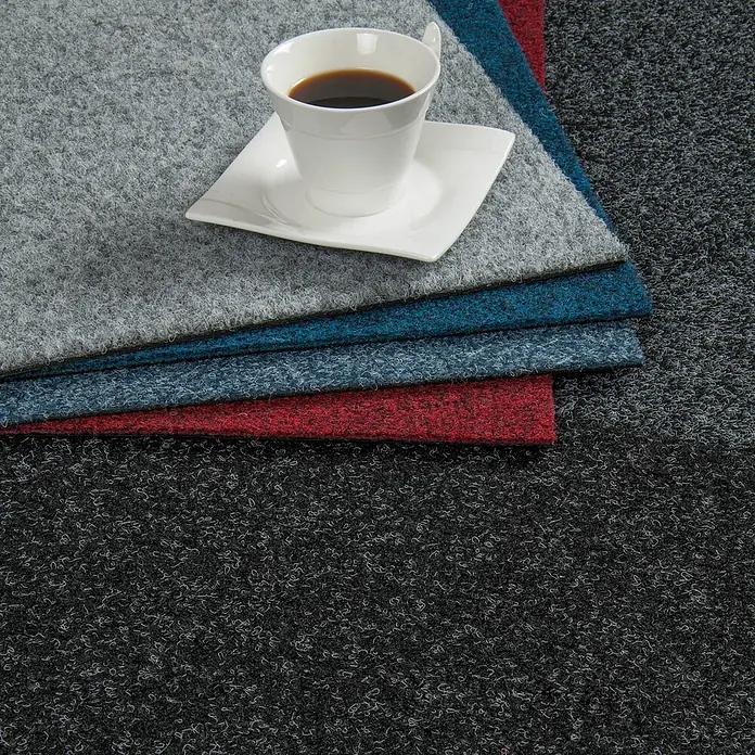 Bricoflor Teppichfliese - Breite: 50 cm, Nadelfilz, Polypropylen, rot - Gestapelte strukturierte Teppichmuster in Grau, Türkis, Blau und Rot mit Kaffeetasse.