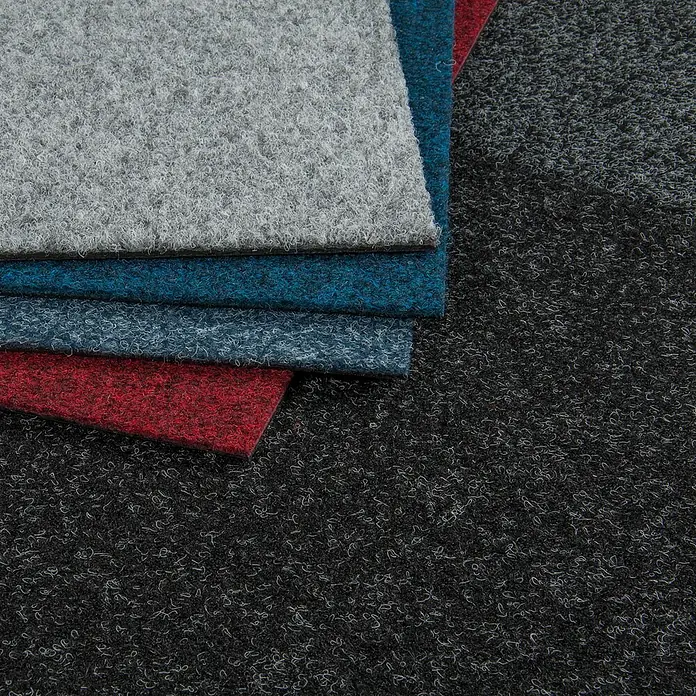 Bricoflor Teppichfliese - Breite: 50 cm, Nadelfilz, Polypropylen, rot - Gestapelte Muster von grauem, blauem und rotem Teppich auf schwarzem Teppich, zeigen Textur und Farboptionen.