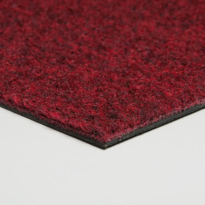 Bricoflor Teppichfliese - Breite: 50 cm, Nadelfilz, Polypropylen, rot - Nahaufnahme einer roten strukturierten Matte mit sichtbaren schwarzen Fasern und schwarzer Rückseite.