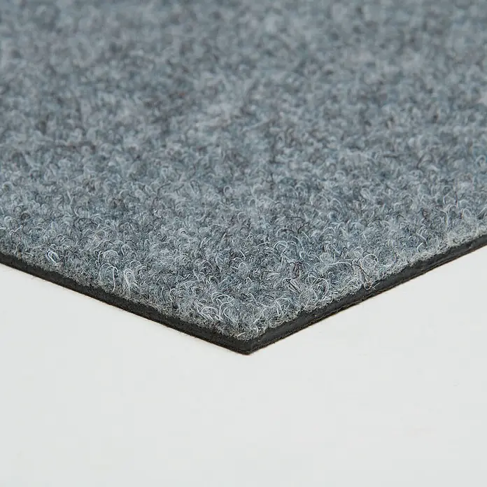 Bricoflor Teppichfliese - Breite: 50 cm, Nadelfilz, Polypropylen, grau - Graue, strukturierte Teppichfliese mit schwarzer Gummirückseite, schräg von oben.