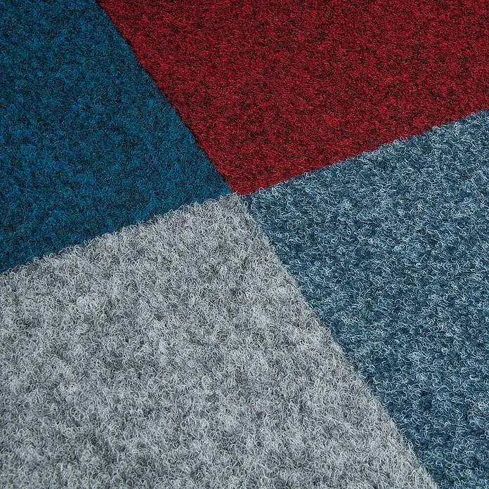 Bricoflor Teppichfliese - Breite: 50 cm, Nadelfilz, Polypropylen, rot - Nahaufnahme eines mehrfarbigen Teppichs oder einer Matte mit zotteliger Textur, mit geometrischen Abschnitten in Rot, Dunkelblau, Hellblau und Hellgrau.