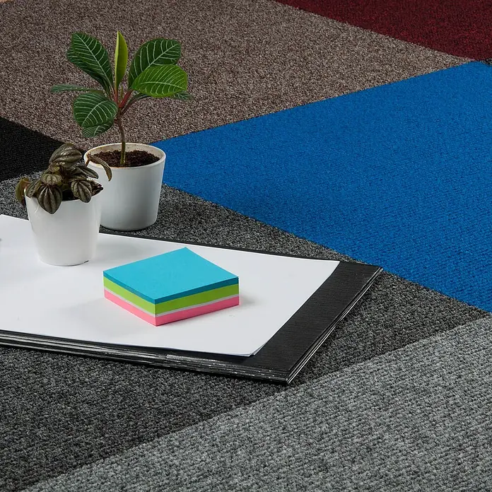 Bricoflor Teppichfliese -  - Teppichfliesen mit geometrischem Muster in Blau, Braun, Schwarz und Grau, mit Bürozubehör.