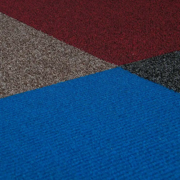 Bricoflor Teppichfliese -  - Mehrfarbige, strukturierte Matte mit roten, braunen, schwarzen und blauen Abschnitten.