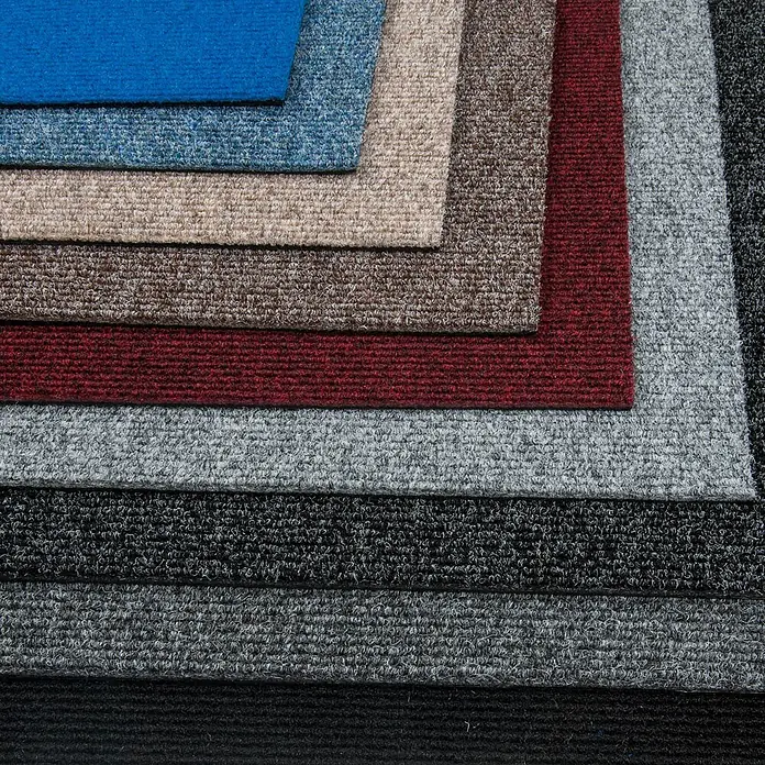 Bricoflor Teppichfliese -  - Gedeckte Teppichmuster in verschiedenen Farben, darunter Blau, Beige, Braun, Rot, Grau und Schwarz.