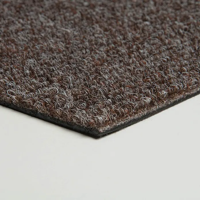 Selbstliegende Teppichfliesen in 50x50 cm Nadelfilz Teppich Fliesen ideal für Büro und Gewerbe Schatex Teppichbodenfliesen in Braun aus Nadelvlies -  - Nahaufnahme einer braun-weiß melierten, groben Fußmatte mit schwarzer Gummirückseite.