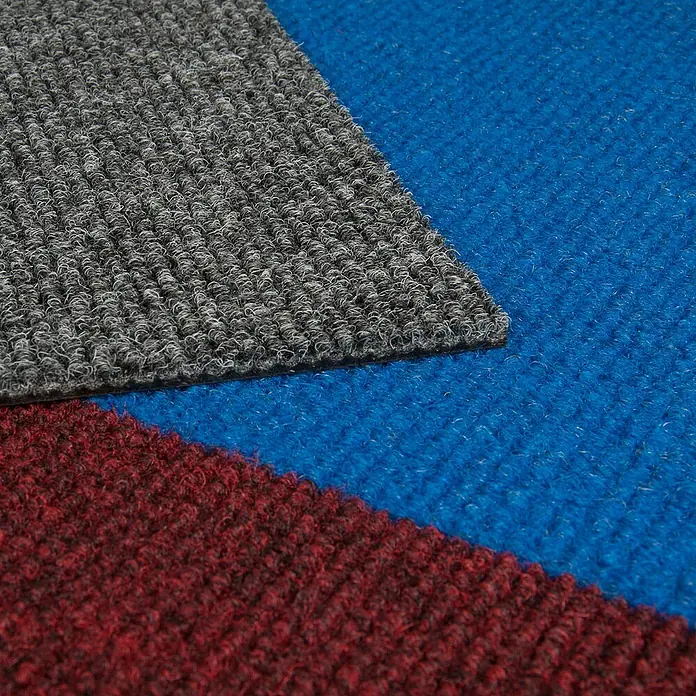 Bricoflor Teppichfliese -  - Drei strukturierte Teppichmuster in Grau, Blau und Rot, die ihre Farben und Oberflächen zeigen.