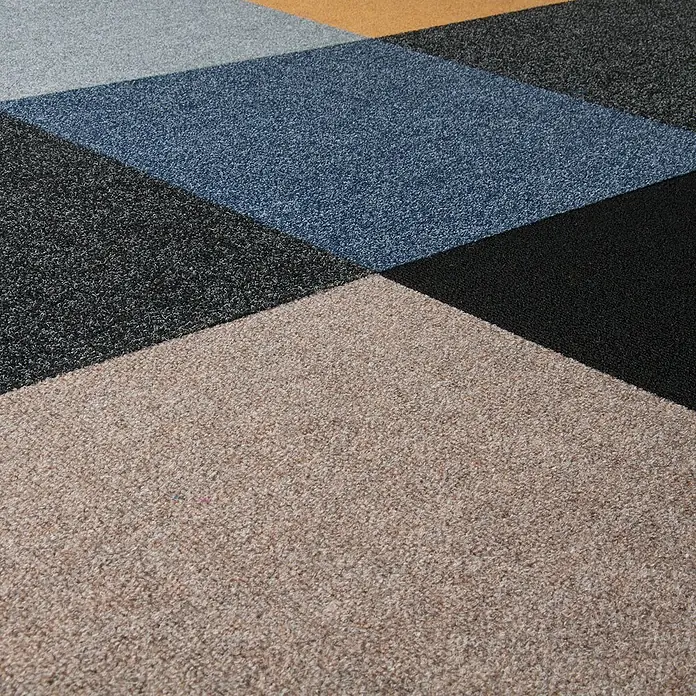 Bricoflor Teppichfliese - Breite: 50 cm, Nadelfilz, Polypropylen, braun - Teppich mit geometrischem Muster in Beige, Dunkelgrau, Blau, Schwarz und Hellgrau, mit strukturierter Oberfläche.