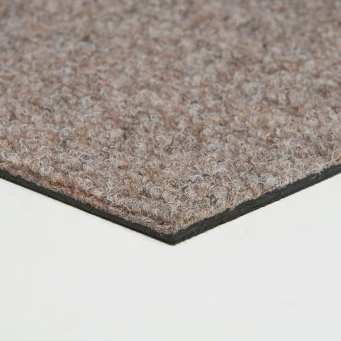Bricoflor Teppichfliese - Breite: 50 cm, Nadelfilz, Polypropylen, braun - Braune und beige Schlingenflor-Fußmatte mit schwarzer Gummirückseite, schräg dargestellt.