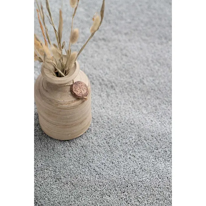 Bricoflor Teppichfliese - Breite: 50 cm, Velours, grau - Rustikale, hellfarbene Vase mit Trockengras und dekorativem Wachssiegel.