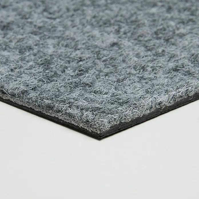 Bricoflor Teppichfliese - Breite: 50 cm, Nadelfilz, Polypropylen, grau - Nahaufnahme einer grauen Filzteppichfliese mit sichtbarer Faserstruktur und schwarzer Gummirückseite.