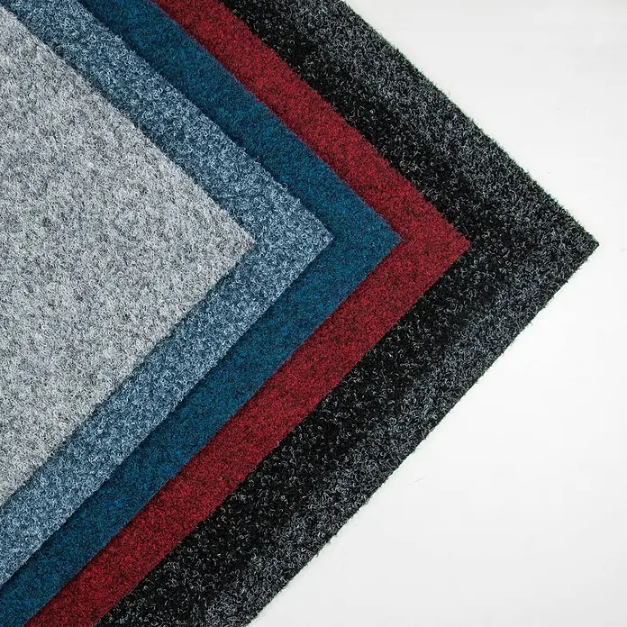 Bricoflor Teppichfliese - Breite: 50 cm, Nadelfilz, Polypropylen, schwarz - Texturierte Mattenmuster in Hellgrau, Hellblau, Dunkelblau, Rot und Schwarz, diagonal geschichtet.
