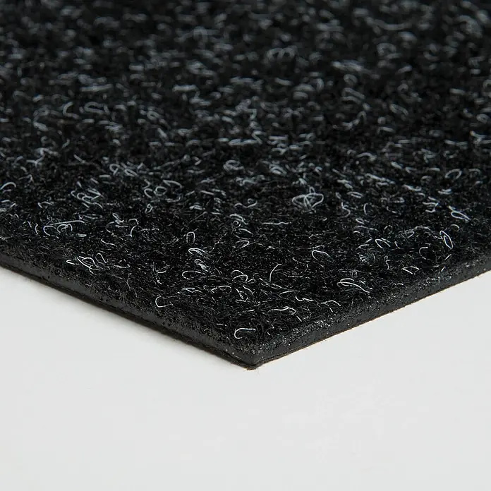Bricoflor Teppichfliese - Breite: 50 cm, Nadelfilz, Polypropylen, schwarz - Nahaufnahme einer schwarzen Matte mit grober, gesprenkelter Textur und eingearbeiteten weißen Fasern. Die Matte hat eine strapazierfähige Schichtkonstruktion.