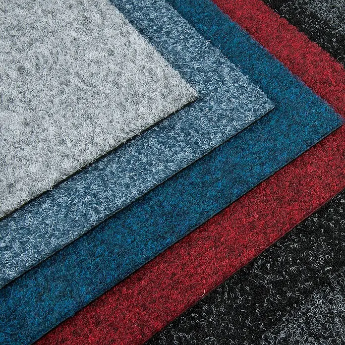 Bricoflor Teppichfliese - Breite: 50 cm, Nadelfilz, Polypropylen, schwarz - Übereinanderliegende Muster von texturiertem Teppich in Grau, Blau, Rot und Schwarz.