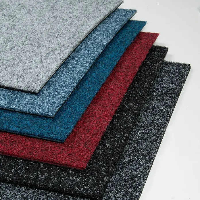 Bricoflor Teppichfliese - Breite: 50 cm, Nadelfilz, Polypropylen, schwarz - Stapel aus fünf Filzstoffmustern: Hellgrau, Hellblau, Petrol, Dunkelrot und Schwarz mit weißen Sprenkeln.