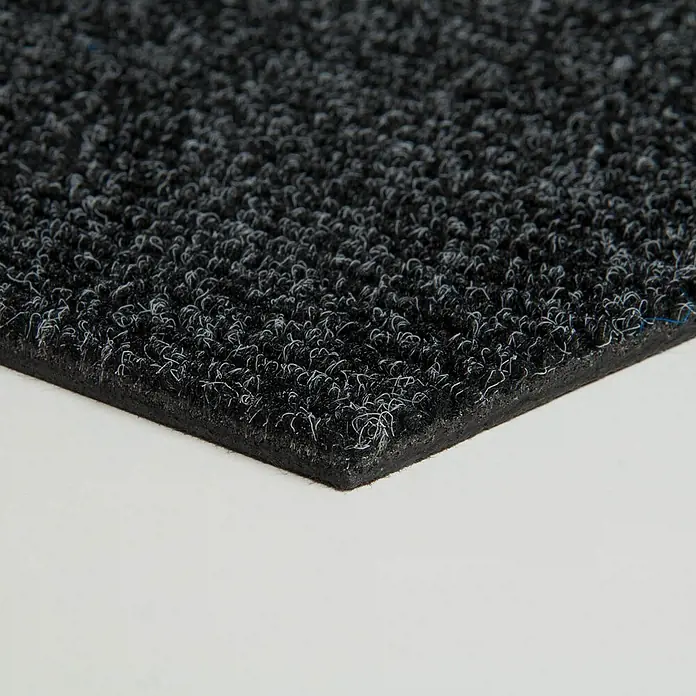 Bricoflor Teppichfliese -  - Nahaufnahme einer dunkelgrau/schwarzen, strukturierten Schlingenmatte mit sichtbarer Gummirückseite.