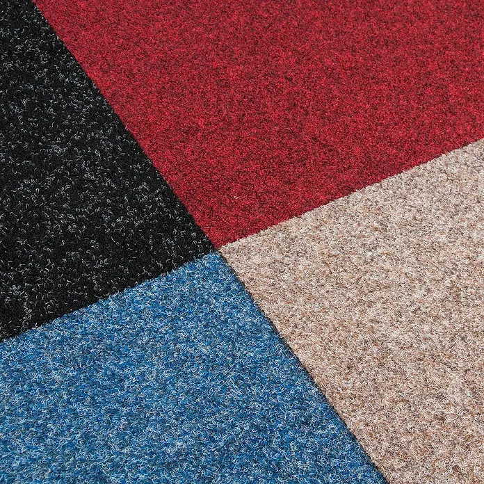 Bricoflor Teppichfliese - Breite: 50 cm, Nadelfilz, Polypropylen, beige - Nahaufnahme eines robusten Teppichs mit vier Farbblöcken: Rot, Schwarz, Blau und Beige.