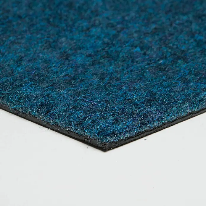 Bricoflor Teppichfliese - Breite: 50 cm, Nadelfilz, Polypropylen, blau - Nahaufnahme eines blauen strukturierten Teppichs mit zotteligen Fasern und schwarzer Gummiunterseite.