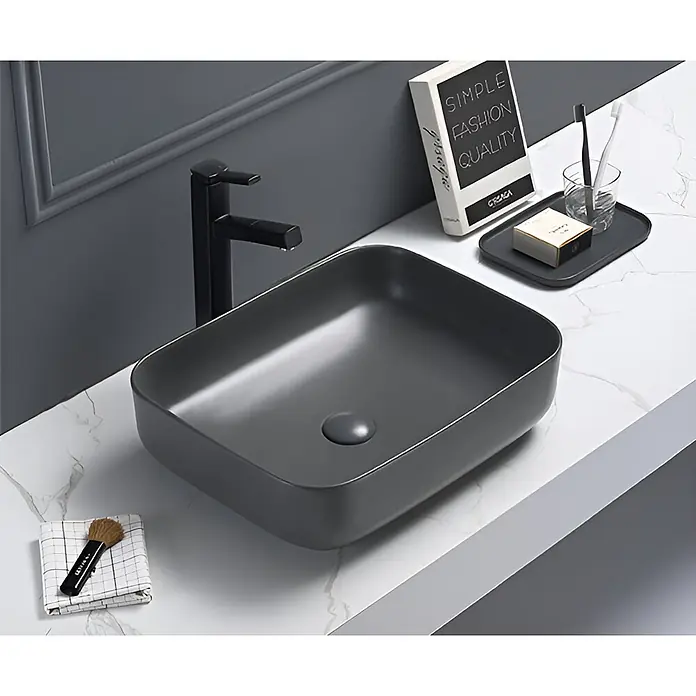 Sanicomfort Aufsatzwaschbecken Glaros - 50 x 39 cm, Hahnloch: Ohne, Ohne Überlauf, Dunkelgrau - Dunkelgraues rechteckiges Aufsatzwaschbecken mit schwarzem Wasserhahn in einem modernen Badezimmer.