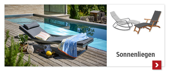 Sonnenliege auf der Terrasse neben dem Pool