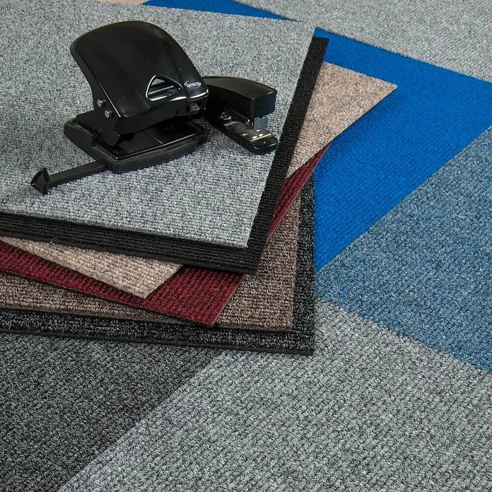 Bricoflor Teppichfliese -  - Teppichfliesenmuster in Grau, Blau, Rot und Braun mit schwarzem Locher und Hefter.