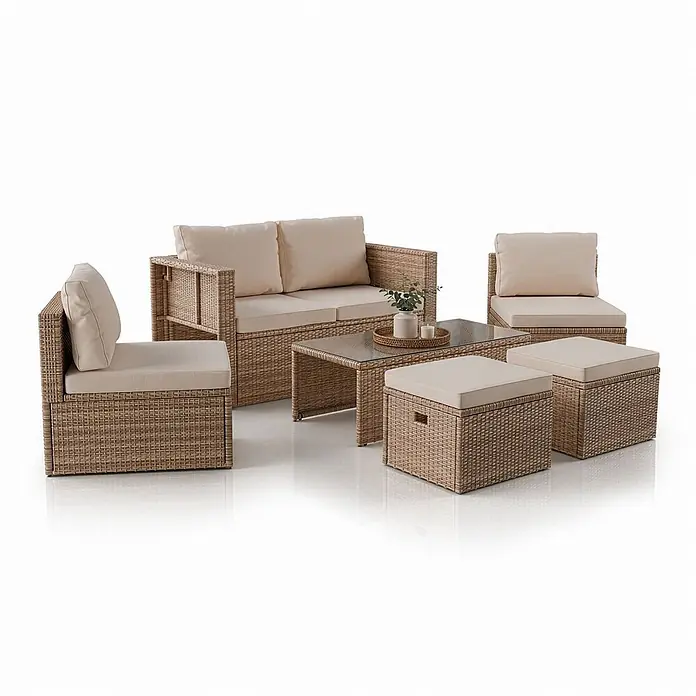 Juskys Loungemöbel-Set Salou - 6 -tlg., Möbel: Polyrattan, Stahl (pulverbeschichtet); Tischplatte: Gehärtetes Glas; Bezug: 100% Polyestergewebe 180 g/m², Farbe Möbel: CremeFarbe Polster: SandMax. Belastbarkeit: Bank 320 kg; Sessel/Hocker je 160 kg; Tisch 75 kg, Beige - Beiges Rattan-Gartenmöbelset mit Kissen, bestehend aus Sofa, zwei Stühlen, Couchtisch mit Glasplatte und zwei Hockern.