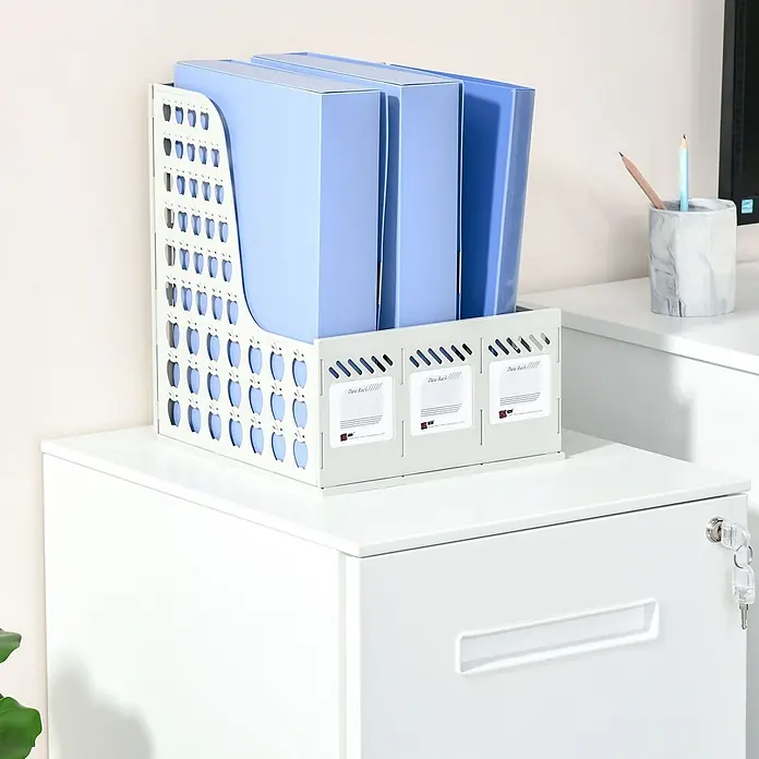 Vinsetto Rollcontainer Rollcontainer - Weiß, Anzahl Schubladen: 2 Stk. - Weißer Schreibtisch-Aktenhalter mit perforierten Seiten und Beschriftungsfeldern, enthält hellblaue Ordner auf einer weißen Schubladeneinheit.