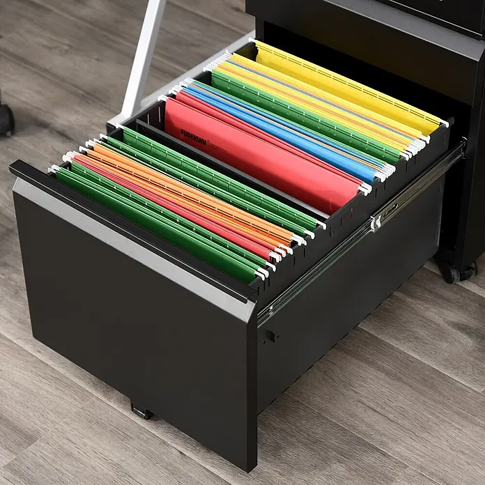 Vinsetto Rollcontainer Rollcontainer - Schwarz, Anzahl Schubladen: 3 Stk. - Schwarze Metall-Aktenschublade geöffnet, gefüllt mit bunten Hängeregistern.