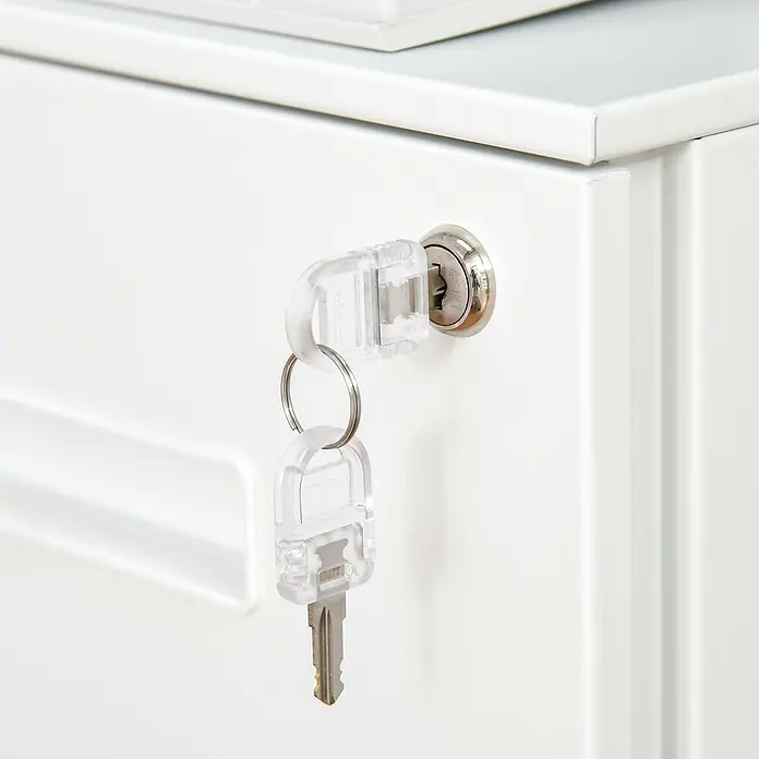 Vinsetto Rollcontainer Rollcontainer - Weiß, Anzahl Schubladen: 2 Stk. - Zwei Schlüssel mit transparentem Plastikkopf an einem Metallring, einer in einem silbernen Schloss an einem weißen Schrankschublade.