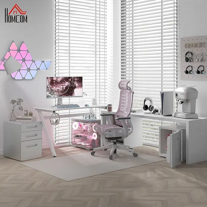 Vinsetto Rollcontainer Rollcontainer - Weiß, Anzahl Schubladen: 3 Stk. - Moderner weißer L-förmiger Gaming-Schreibtisch mit einem rosa ergonomischen Bürostuhl in heller Einrichtung.