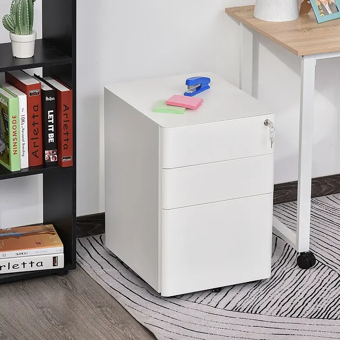 Vinsetto Rollcontainer Rollcontainer - Schwarz, Anzahl Schubladen: 2 Stk. - Weißer Rollcontainer mit drei Schubladen, Schlüssel, Tacker und Haftnotizen darauf, neben einem schwarzen Bücherregal.