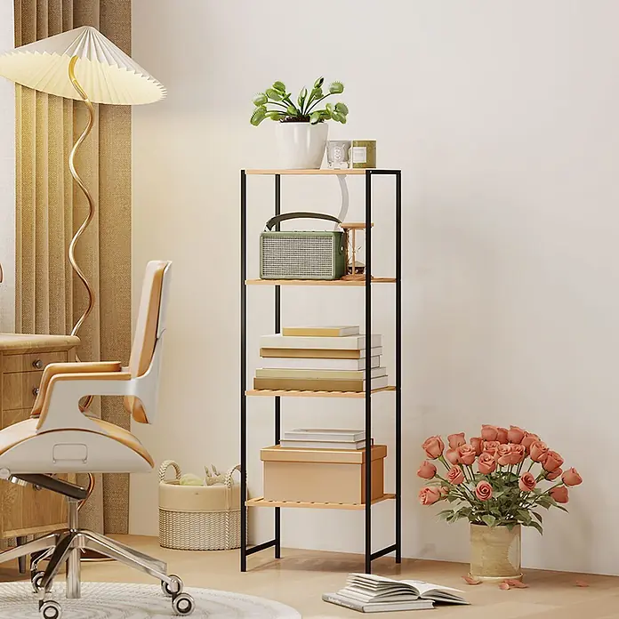 Homcom Holzregal - H x B x T: 110 x 33 x 33 cm, Traglast pro Boden: 2,5 kg, Anzahl Böden: 8 Stk., Schrauben, Naturholz - Ein 5-stufiges Bücherregal mit schwarzem Metallrahmen und hellen Holzablagen, gefüllt mit Büchern, einer Pflanze und einem Radio.