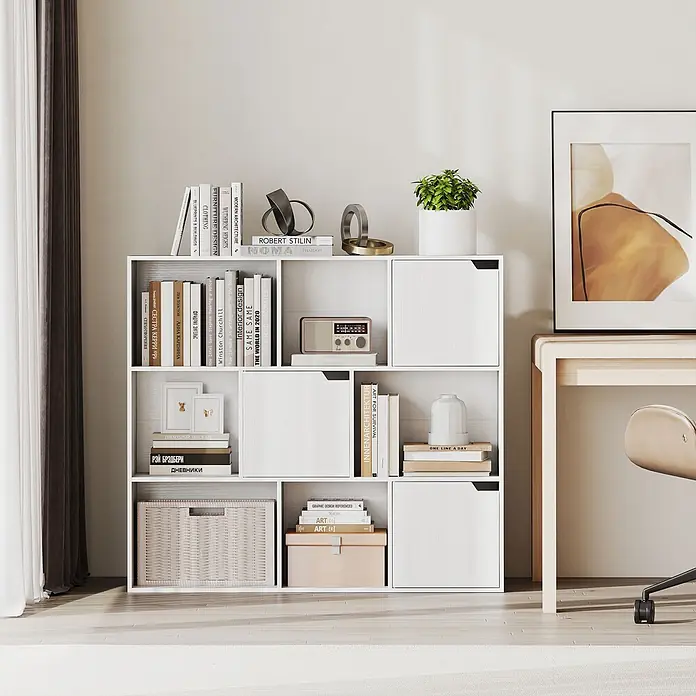 Homcom Holzregal - Traglast pro Boden: 4 kg, Anzahl Böden: 2 Stk., Nageln, Weiß - Weißes, modulares Bücherregal, gefüllt mit Büchern, Radio, Pflanzen und Deko, als Heimbüro-Stauraum.