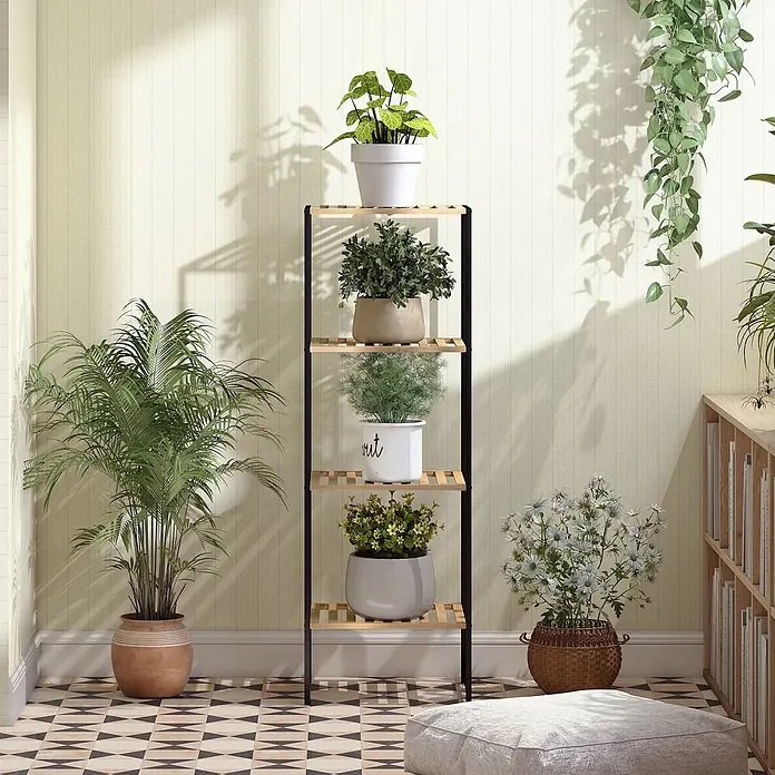 Homcom Holzregal - H x B x T: 110 x 33 x 33 cm, Traglast pro Boden: 2,5 kg, Anzahl Böden: 8 Stk., Schrauben, Naturholz - Ein vierstöckiger Pflanzenständer mit schwarzem Metallrahmen und hellen Holzlamellenregalen, der verschiedene Topfpflanzen in einem sonnigen Raum hält.
